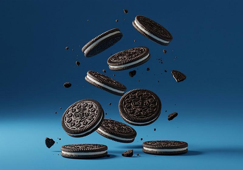 oreo-cookies-falling-on-blue-background_800
